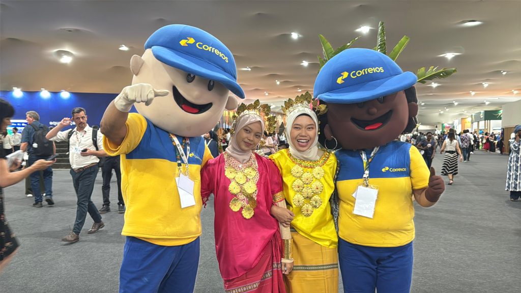 Na Blue Zone, território internacional da ONU, os mascotes dos Correios, Carteirito e Carteirita, se tornaram o ponto de encontro mais querido do dia. Foto: Sandra Regina/Correios.