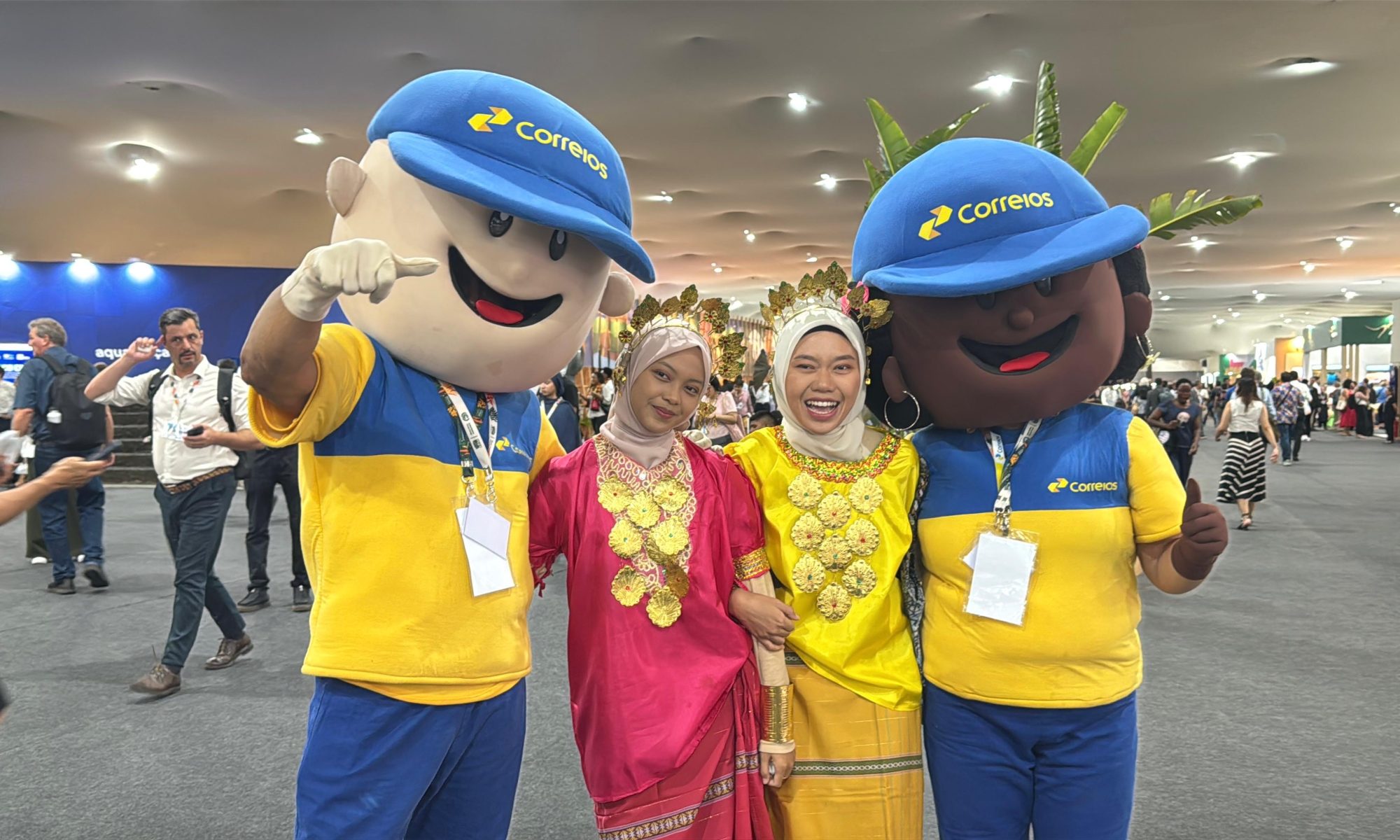 Na Blue Zone, território internacional da ONU, os mascotes dos Correios, Carteirito e Carteirita, se tornaram o ponto de encontro mais querido do dia. Foto: Sandra Regina/Correios.
